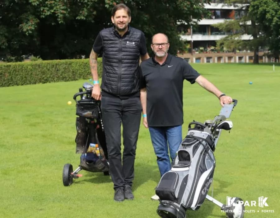 Photo collaborateur KparK avec équipements de golf