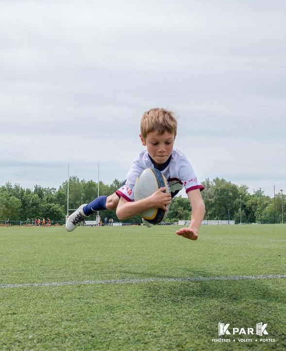 essai de rugby d'un jeune de l'olympique de grasse avec le maillot kpark 