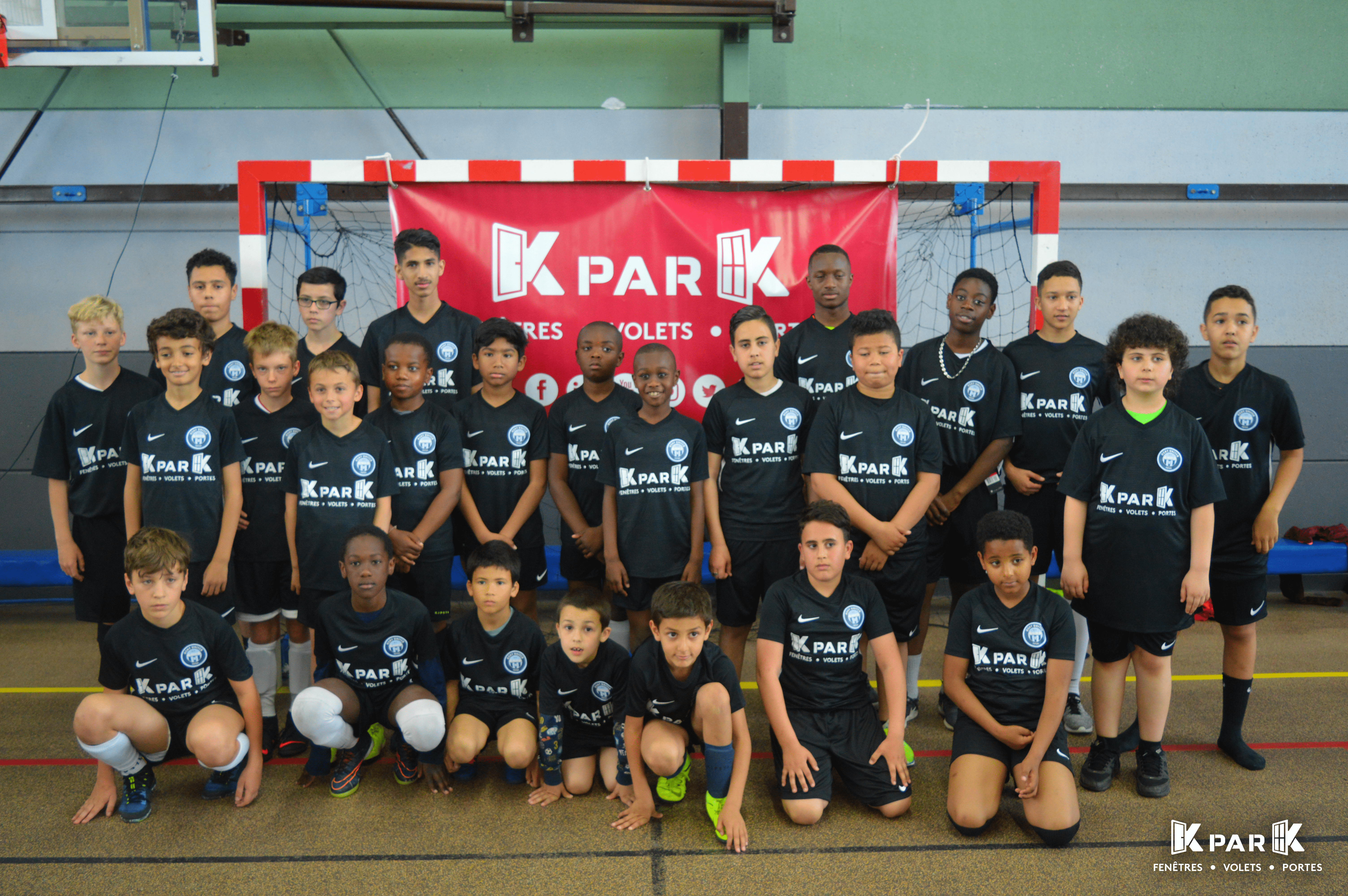 Photo d'équipe des jeunes d'osny united lors de la remise de maillot KparK 